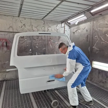 Fahrzeugtür während einer Lackierarbeit in der Kabine