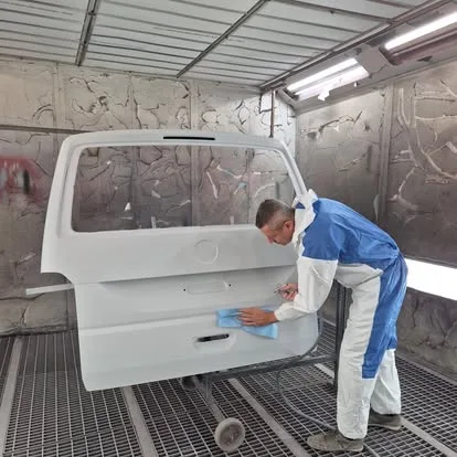 Fahrzeugtür bei der Lackierarbeit in der Werkstatt