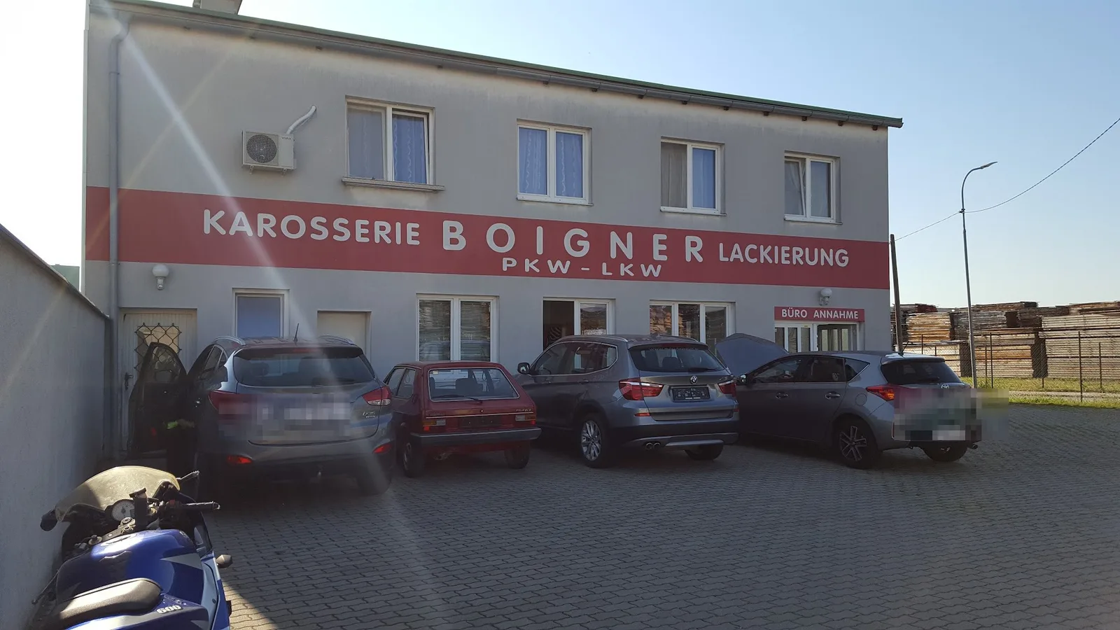 Betriebsgebäude mit dem Schriftzug Karosserie Boigner